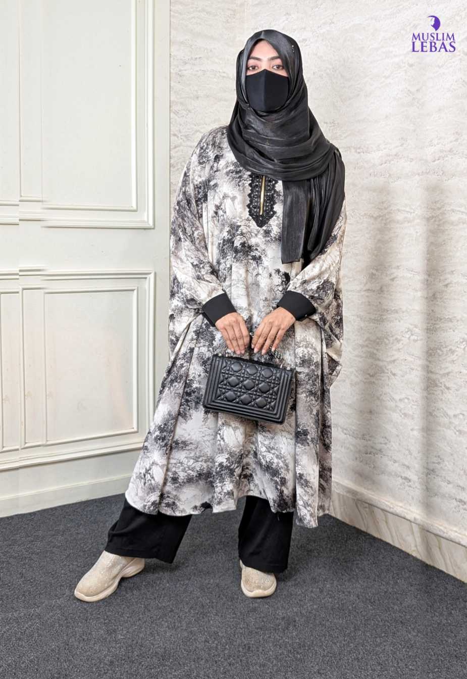Muntaha Short Cape Black & White